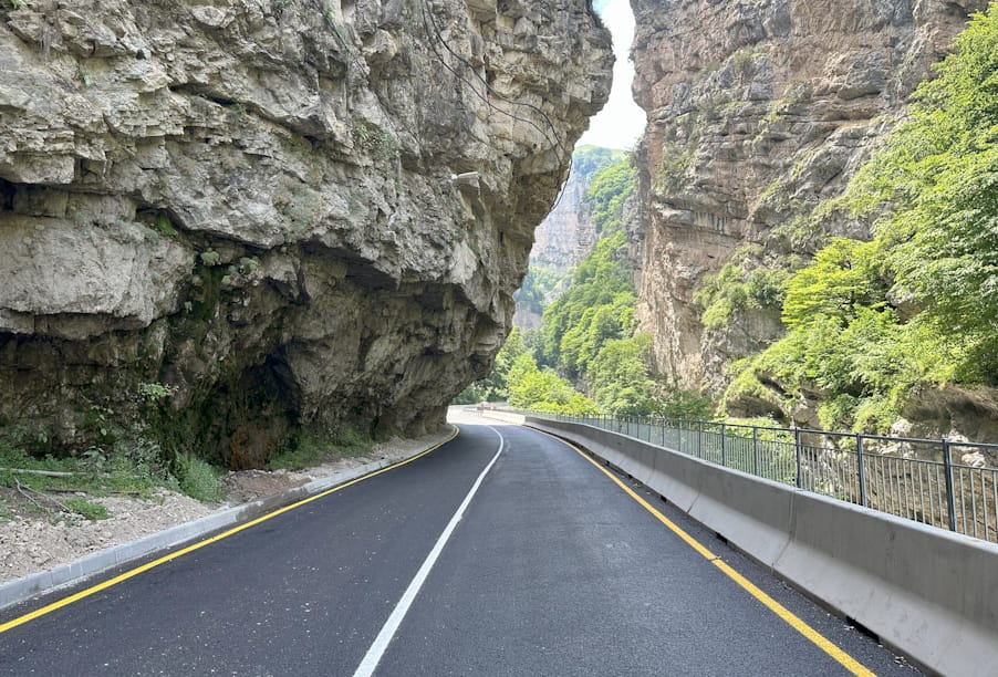 В Кабардино-Балкарии завершили реконструкцию участка дороги, ведущей к Чегемским водопадам